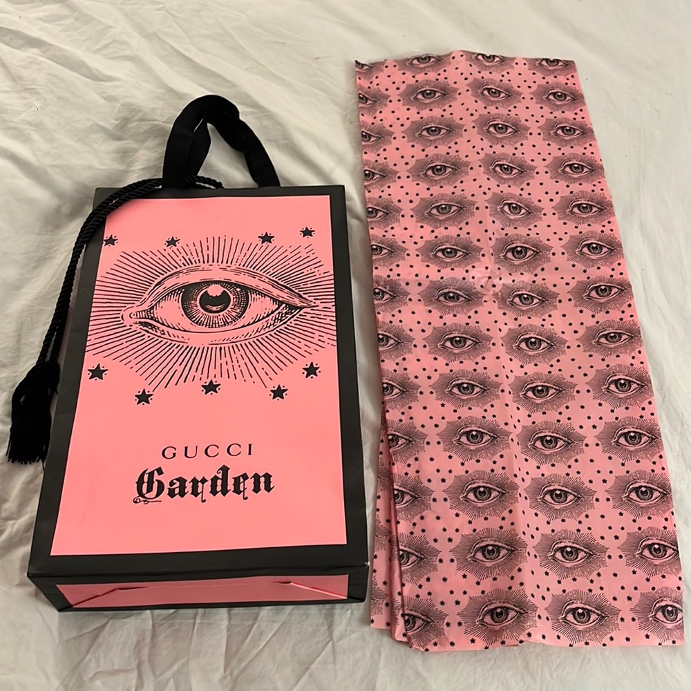 Authentic Gucci Garden paper bag with branded tissue paper. Limited edition.